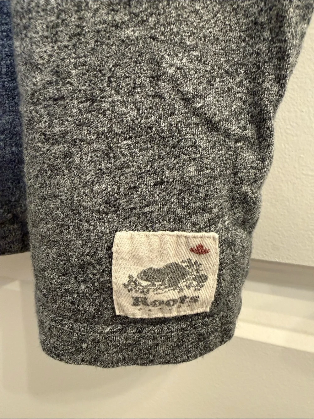 Roots women’s Grey Tee with Green Canada Beaver Logo - Picture 4 of 11